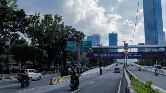 Sejumlah sepeda motor melintas di Jalan Layang Non Tol Casablanca, Jakarta, Jumat (12/5/2023). [Suara.com/Alfian Winanto]