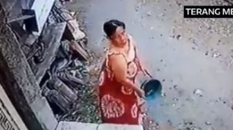 Heboh Wanita Kerap Siram Air Kencing ke Rumah Tetangga: Emak Siapa Tuh, Malu Banget Anaknya