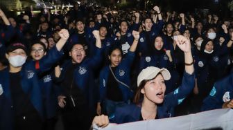 Sejumlah massa mahasiswa Universitas Trisakti menggelar aksi unjuk rasa di kawasan Patung Kuda Arjuna Wiwaha, Jakarta, Jumat (12/5/2023). [Suara.com/Alfian Winanto]