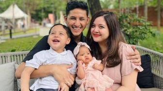 Tasya Kamila Curhat Naik Pesawat New York - Jakarta Bareng 2 Anaknya, Bawa 7 Koper Besar Diurus Sendirian