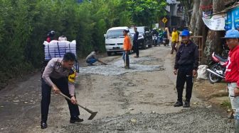 Cara Warga Lembang Sentil Pemerintah karena Jalan Rusak, Hengky Kurniawan: Mohon Sabar!