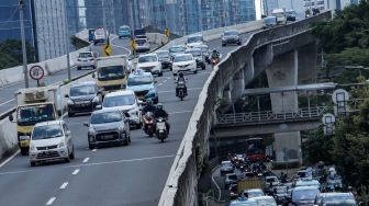 Sejumlah sepeda motor melintas di Jalan Layang Non Tol Casablanca, Jakarta, Jumat (12/5/2023). [Suara.com/Alfian Winanto]