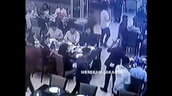 Viral! Aksi Maling Tas di Restoran Terekam CCTV, Komplotan Ini Langsung Kabur Pakai Mobil