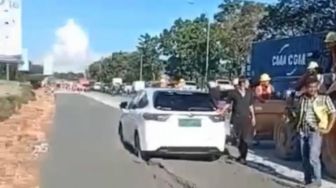 Mobil Mewah Harrier Terperangkap di Jalan Raya yang Tengah Dicor