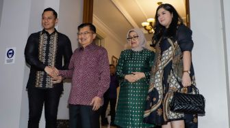 Wakil Presiden Indonesia ke-10 dan ke-12 Jusuf Kalla (kedua kiri) ditemani istrinya Mufidah Jusuf Kalla (kedua kanan) menyambut kedatang Ketua Umum Partai Demokrat Agus Harimurti Yudhoyono (kiri) dan istrinya Annisa Pohan (kanan) saat menggelar pertemuan di Jalan Brawijaya, Jakarta Selatan, Senin (15/5/2023). [Suara.com/Alfian Winanto]