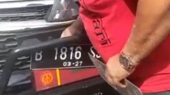 Nekat Pakai Pelat TNI dan 'RF' Bodong di Jaksel, Mobil Toyota Vellfire-Pajero Ditindak Polisi