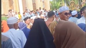 Sultan Bojong Koneng Hebohkan Dunia Maya, Berangkatkan Warga 2 RT Umroh Gratis!