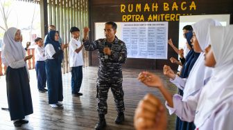 Kolonel Laut (P) Filda Malari (tengah) mengajar 'Indonesia Brain Camp System' di RPTRA Amiterdam saat peresmian Kampung Bahari Nusantara (KBN) di Pulau Untung Jawa, Kepulauan Seribu, Jakarta, Senin (15/5/2023). [ANTARA FOTO/M Risyal Hidayat/tom]