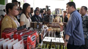 Menteri BUMN Kunjungi UMKM Binaan Telkom di SMEs Hub KTT ke-42 ASEAN