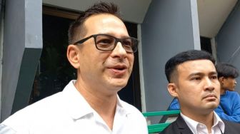 Ari Wibowo Ikut Nimbrung dan Dukung Fandy Christian, Auto Dicibir: Cowok Pelit Nggak Diajak
