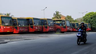 Deretan bus TransJakarta yang rusak dan tidak terawat terparkir di kawasan Terminal Terpadu Pulo Gebang, Jakarta Timur, Senin (15/5/2023). [Suara.com/Alfian Winanto]