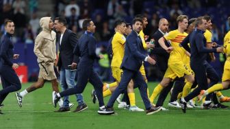 Video Pemain Barcelona Kocar-kacir Diserbu Fans Espanyol usai Rayakan Gelar Juara di RCDE Stadium