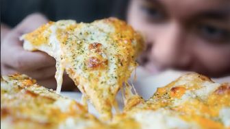 American Pie Supreme Cheese dari Dominos Pizza Jadi Sensasi di Sosial Media