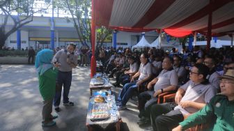 Peringati May Day, Wali Kota Tangerang Bagi-bagi Umroh