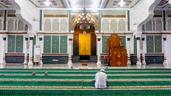 Lengkap! Tuntunan Bacaan Sholat Fardhu dari Niat hingga Salam