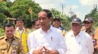 Cek Sembako di Jambi, Jokowi Ungkap Harga Telur Ayam Naik