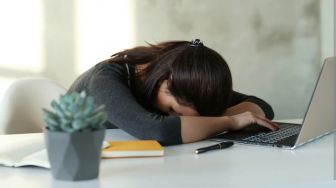 4 Tips Hilangkan Rasa Lelah Saat Bekerja, Bisa Lakukan Power Nap di Kantor