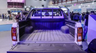Penampakan bagian belakang mobil listrik E-Double Cabin milik PT Mobil Anak Bangsa (MAB) yang dipamerkan pada Periklindo Electric Vehicle Show (PEVS) 2023 di JIExpo Kemayoran, Jakarta, Rabu (17/5/2023). [Suara.com/Alfian Winanto]