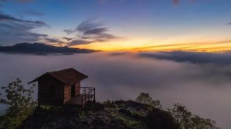 Daya Tarik Gunung Ireng, Saksikan Sunrise dengan Siluet Kuning yang Indah