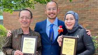 Terlahir Tuli, Putra Dewi Yull Berhasil Lulus S2 di Amerika dan Membawa 3 Penghargaan Sekaligus