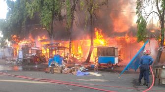 Kebakaran Hebat di Kawasan Pasar Raya Padang, Lebih 40 Kios PKL Hangus