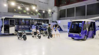 Pengunjung mengamati kendaraan listrik milik PT Mobil Anak Bangsa (MAB) yang dipamerkan pada Periklindo Electric Vehicle Show (PEVS) 2023 di JIExpo Kemayoran, Jakarta, Rabu (17/5/2023). [Suara.com/Alfian Winanto]