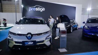 Pengunjung mengamati mobil listrik listri Tesla milik Prestige yang dipamerkan pada Periklindo Electric Vehicle Show (PEVS) 2023 di JIExpo Kemayoran, Jakarta, Rabu (17/5/2023). [Suara.com/Alfian Winanto]