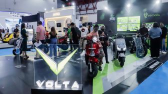 Pengunjung mengamati motor listrik milik Volta yang dipamerkan pada Periklindo Electric Vehicle Show (PEVS) 2023 di JIExpo Kemayoran, Jakarta, Rabu (17/5/2023). [Suara.com/Alfian Winanto]