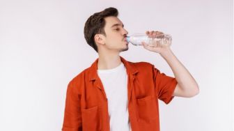 Pentingnya Minum Air Putih bagi Kesehatan, Ini 4 Manfaatnya bagi Ginjal