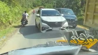 Viral Sopir Truk Berpapasan Mobil Pelat BM Curi Jalur: Suruh Mundur sampe Masuk Garasi
