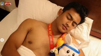 Foto-foto Pemain Timnas Indonesia Tidur Tanpa Baju Berkalung Medali Emas SEA Games 2023