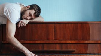 5 Alasan Kamu Harus Menjauh dari Pria Emosional, Menguras Pikiran
