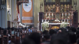 Umat Katolik Mengikuti Misa Kenaikan Isa Almasih di Gereja Katedral Jakarta