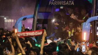 Gabungan suporter timnas Indonesia menunggu untuk menyambut kedatangan pesepak bola timnas Indonesia di Jalan Asia-Afrika, Senayan, Jakarta, Kamis (18/5/2023). [Suara.com/Alfian Winanto]