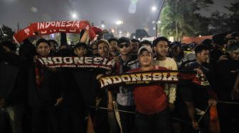 Gabungan suporter timnas Indonesia menunggu untuk menyambut kedatangan pesepak bola timnas Indonesia di Jalan Asia-Afrika, Senayan, Jakarta, Kamis (18/5/2023). [Suara.com/Alfian Winanto]