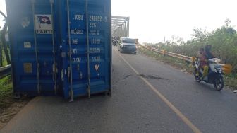 Heboh Kontainer Lepas dari Truk di Jembatan Kuala Ambawang