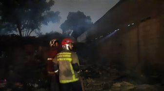 Tiga Orang Luka-luka, Enam Unit Pemadam Beraksi Atasi Kebakaran Lapak Oli di Tangerang