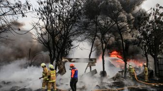 Petugas pemadam kebakaran berusaha memadamkan api yang membakar pabrik plastik di Kalideres, Jakarta Barat, Jumat (19/5/2023). [ANTARA FOTO/Fauzan]