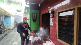 Bocah 11 Tahun Meninggal Karena DBD, Fogging Katresnan PDIP Semprot Dua RW di Kelurahan Sangkrah