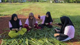 Sulap Daun Nyiur Kelapa Jadi Produk Rumah Tangga Bernilai Ekonomis