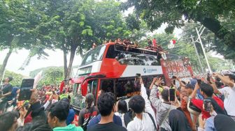 Menpora Dito Ikut Bus Timnas Indonesia U-22 dalam Arak-arakan SEA Games 2023