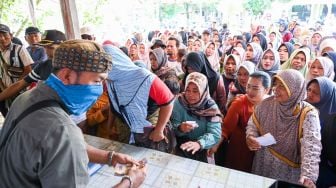 Ludes Sekejap! Ratusan Paket Sembako Murah Relawan Sandi Uno di Serbu Warga Karawang