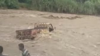 Viral Video Truk Hanyut Terseret Arus Sungai di Bogor, Netizen: Alam Dirusak