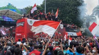 Warga Menyemut saat Sambut Pawai Bus Timnas U-22 di Bundaran HI, Lagu Indonesia Raya Berkumandang