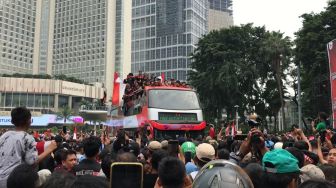 Lautan Manusia di Bundaran HI, Sambut Pawai Bus Timnas U-22  Lagu Indonesia Raya Berkumandang