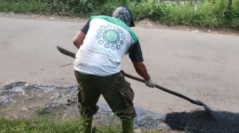 Keren! Tanpa Tunggu Bantuan Pemerintah, Ketua RW di Lembang Perbaiki Jalan Rusak Sendirian