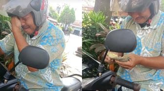 Pilu! Bapak Ini Nangis Dibentak Anaknya Saat Hadir di Wisuda, Pulang Dorong Sepeda Motor Gegara Kehabisan Bensin