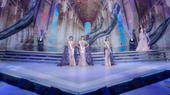 Sejumlah finalis tampil pada Malam Puncak Grand Final Pemilihan Puteri Indonesia 2023 di Plenary Hall Jakarta Convention Center (JCC) Senayan, Jakarta, Jumat (19/5/2023). [Suara.com/Alfian Winanto]