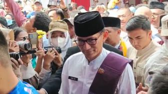 Diutus Jokowi Hadiri Acara Lebaran Betawi di Monas, Aksi Sandiaga saat Joget Bareng Warga