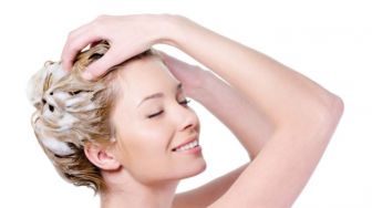 5 Efek Keramas Terlalu Sering untuk Jenis Rambut Kering